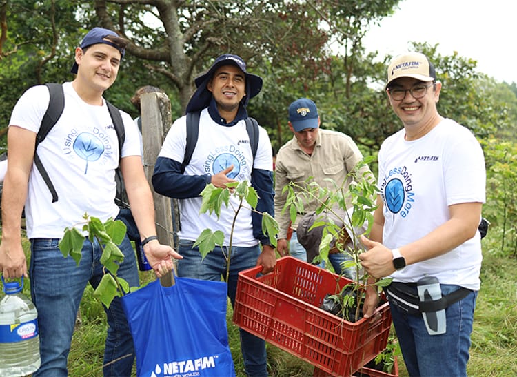 Netafim employees volunteering